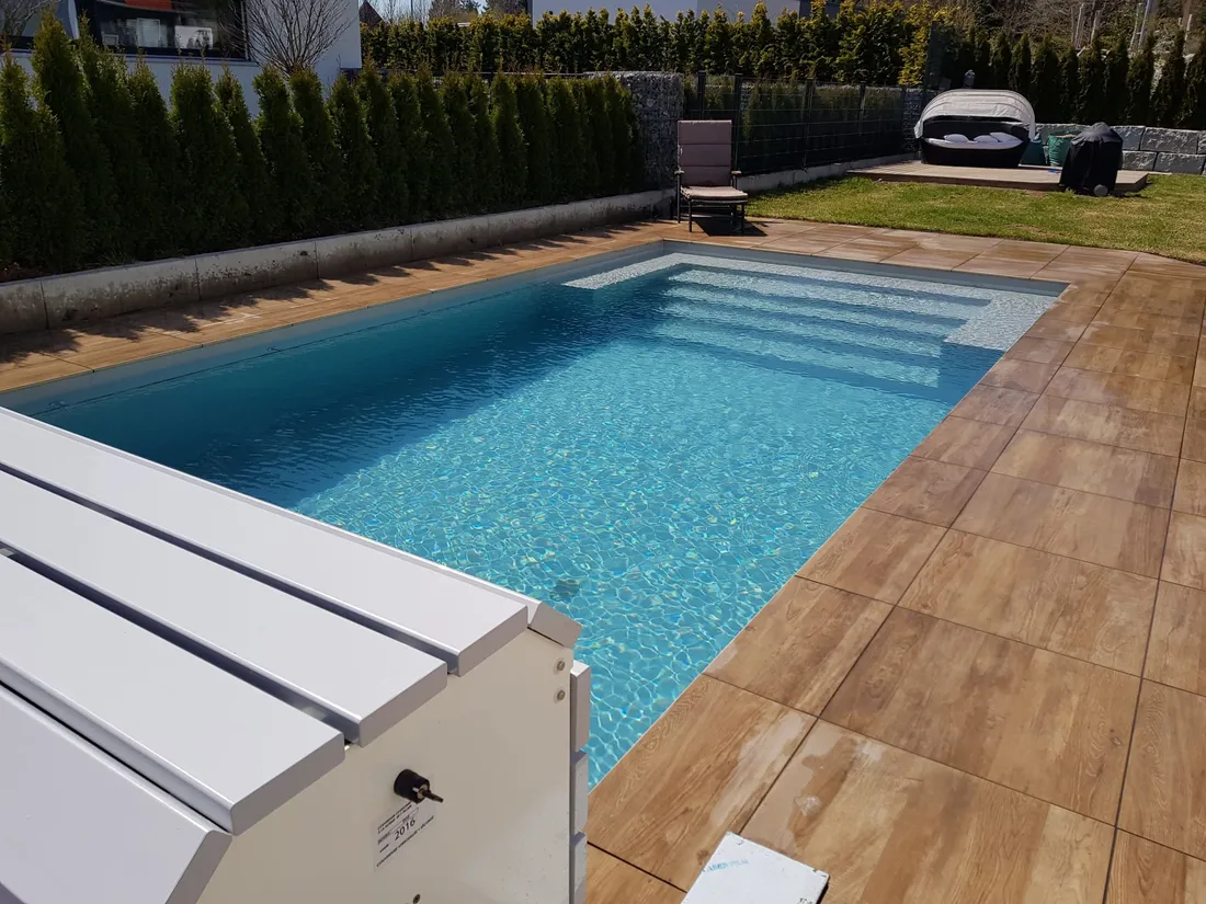 Pool mit automatischer Rollladen-Abdeckeinheit von SK Pools