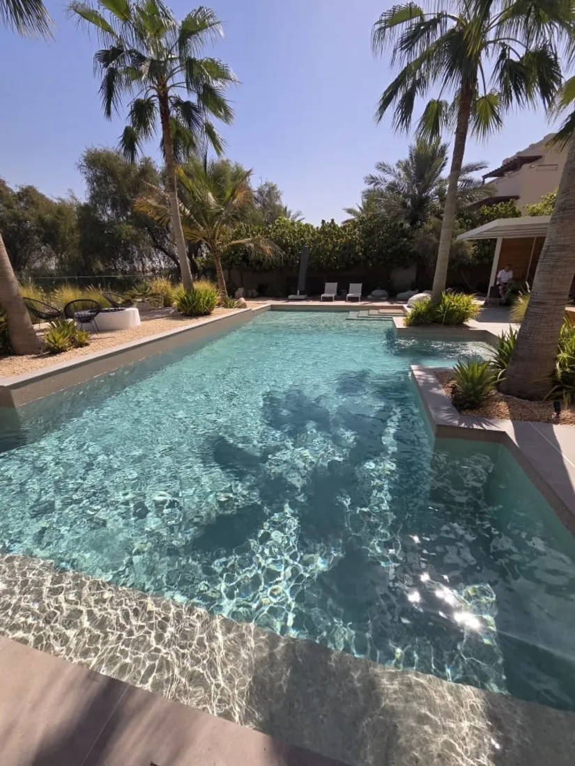 Pool in gestaltetem Palmengarten, geplant von SK Pools