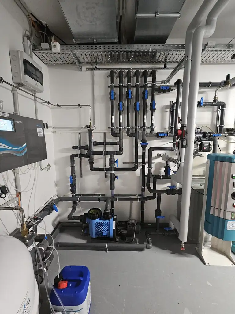 Technikraum mit Filteranlage und Verrohrung der Wassertechnik