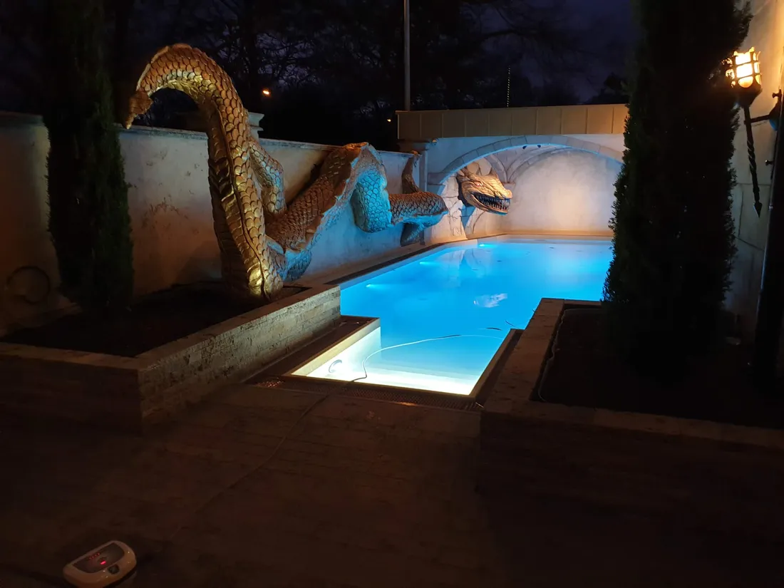 Beleuchteter Pool bei Nacht mit moderner Wassertechnik von SK Pools