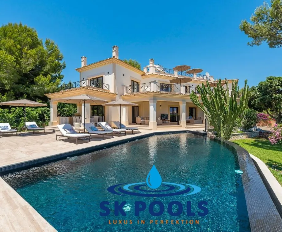 Mediterrane Villa auf Mallorca mit von SK Pools betreutem Infinity-Pool