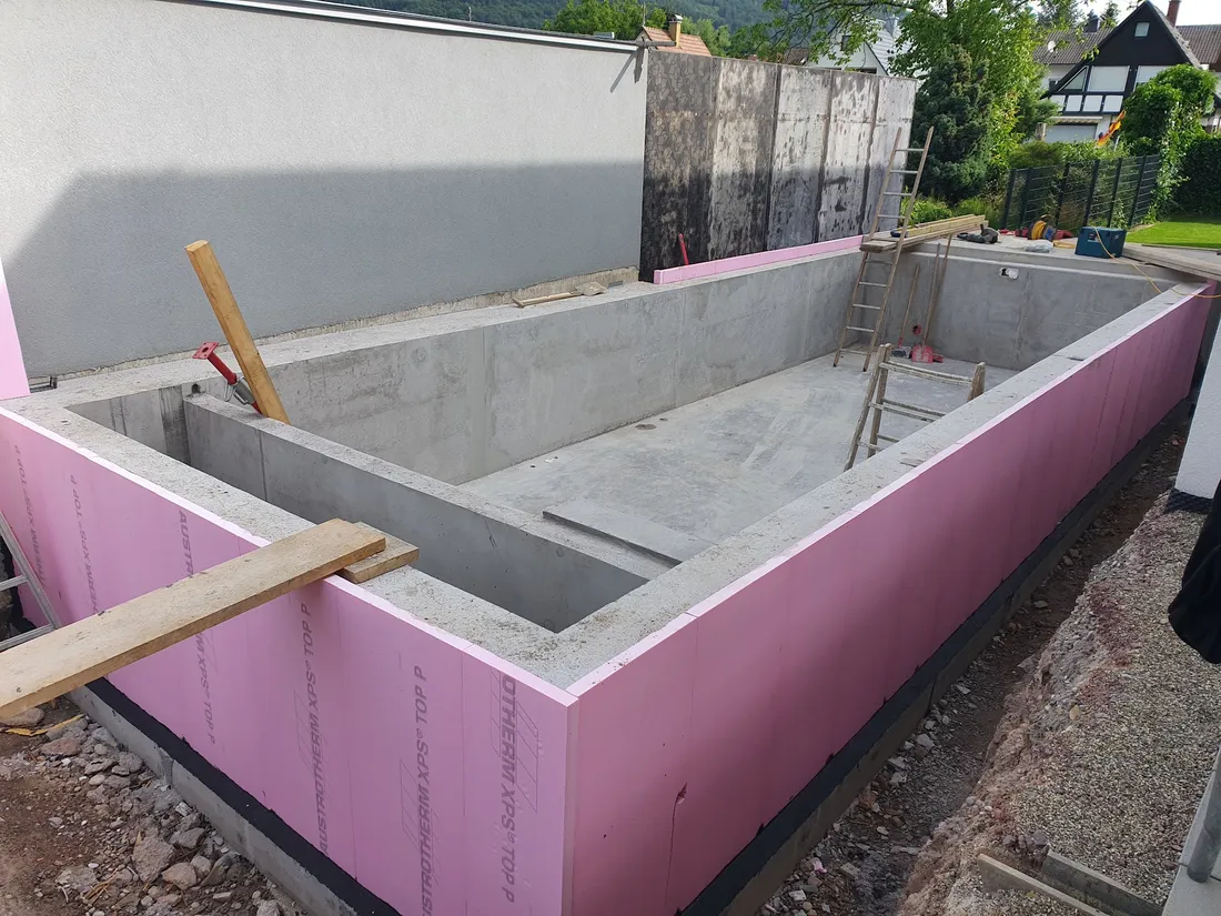 Betonbecken im Rohbau mit Dämmung