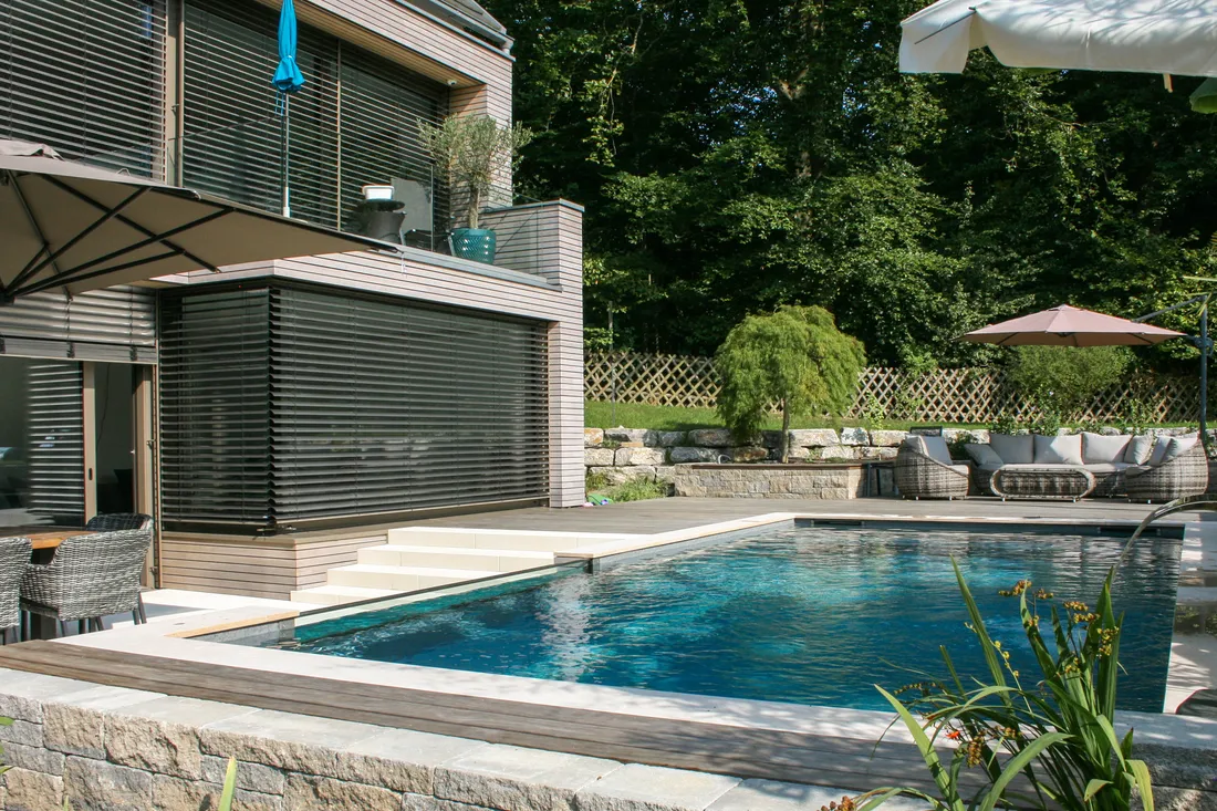 Fertiger Pool am modernen Haus bei der Übergabe