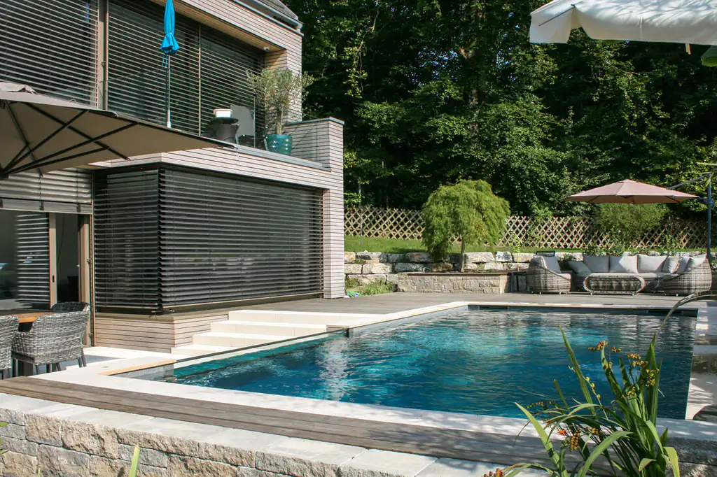 Fertiger Pool am modernen Haus bei der Übergabe
