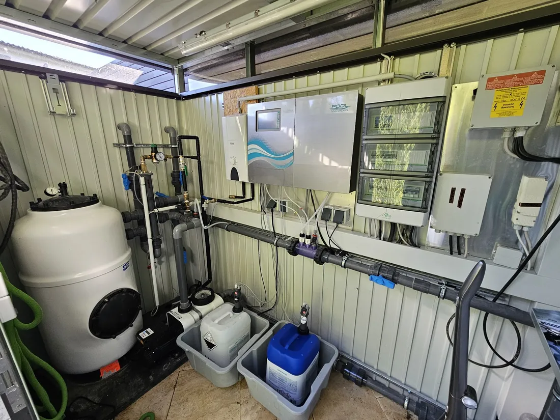 Technikraum mit Filterkessel und Steuerung der Wasseraufbereitung