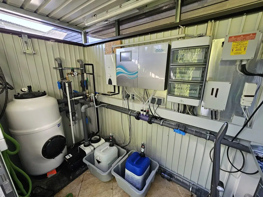 Technikraum mit Filterkessel und Steuerung der Wasseraufbereitung