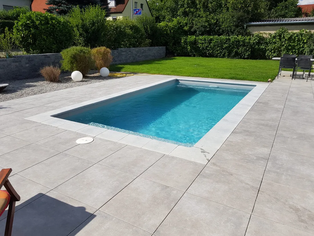 Fertiggestellter Pool mit Steinterrasse bei der Übergabe