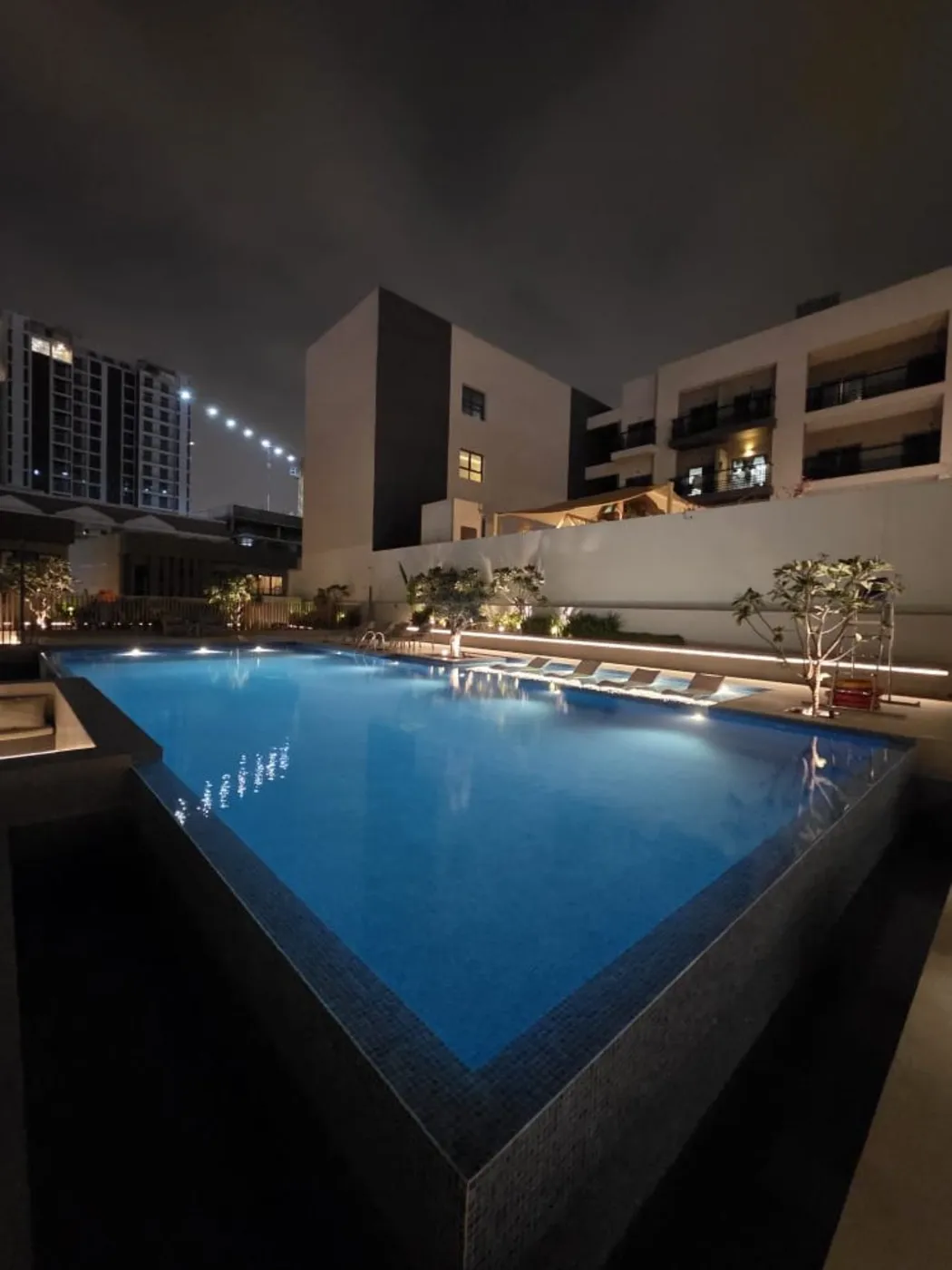 Infinity-Pool bei Nacht mit Unterwasser-Beleuchtung
