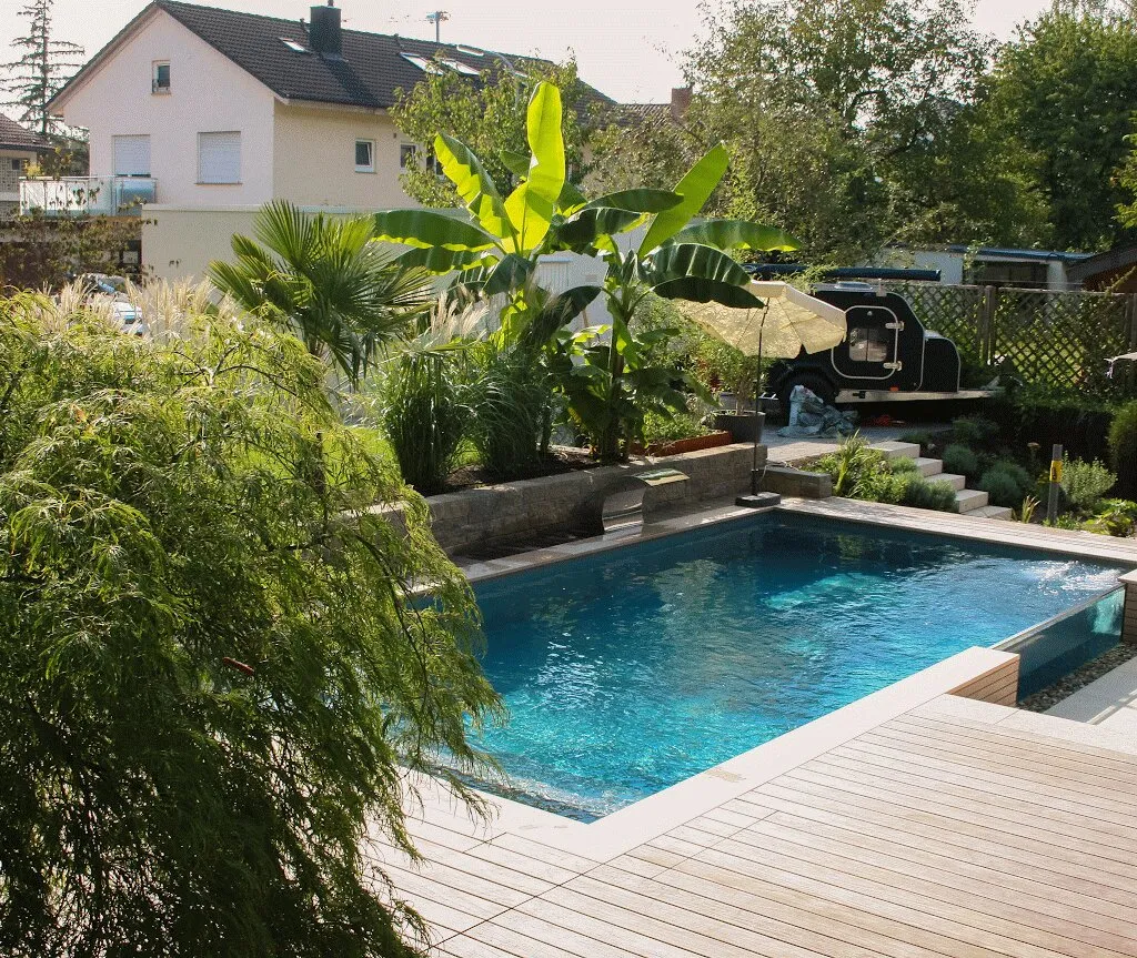 Pool mit Holzdeck und Bananenstauden im Garten in Villingen-Schwenningen