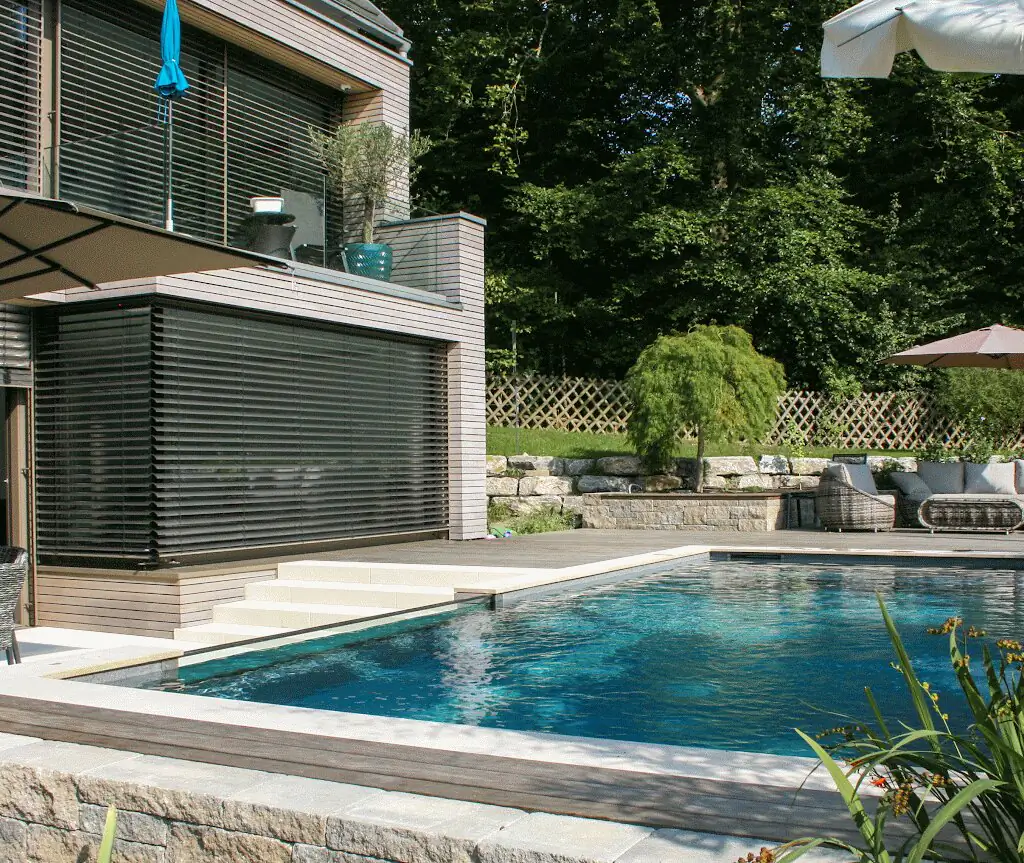 Pool neben dem Haus mit Natursteineinfassung und Treppe in Villingen-Schwenningen