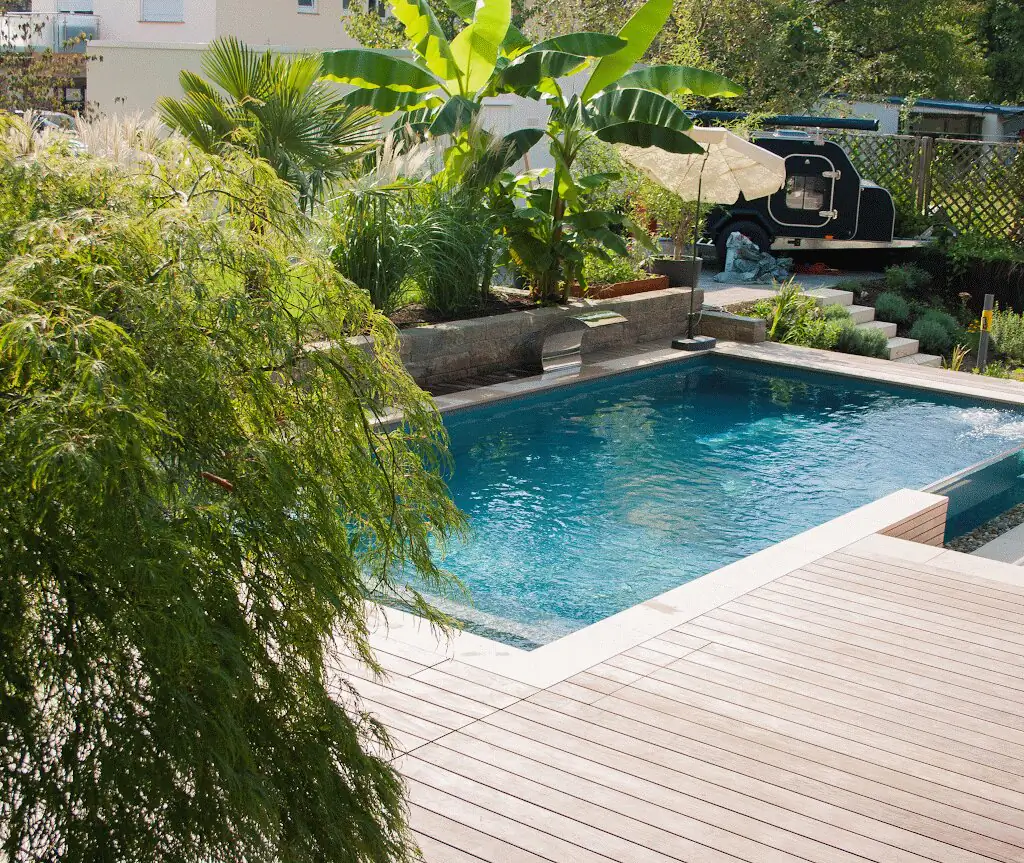 Pool auf dem Holzdeck zwischen Weide, Bananenstauden und Palmen in Villingen-Schwenningen