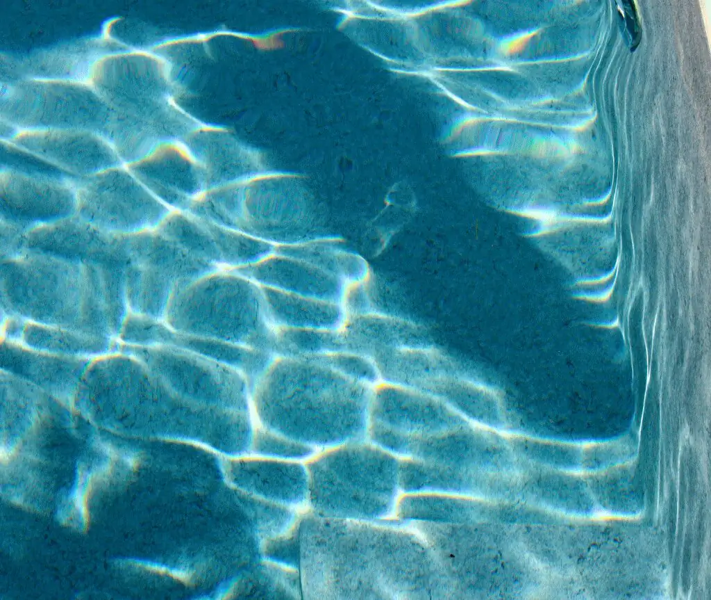 Lichtreflexe auf dem Beckenboden unter Wasser in Villingen-Schwenningen