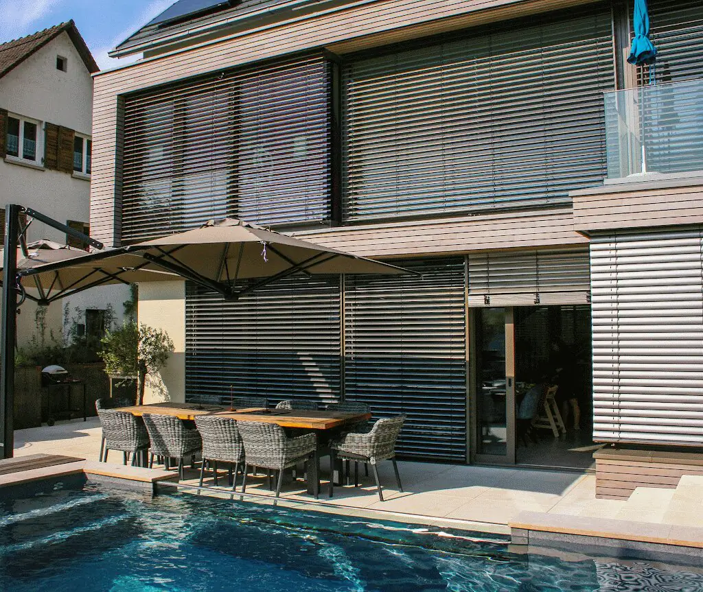 Essplatz am Pool vor dem Haus mit Raffstores in Villingen-Schwenningen