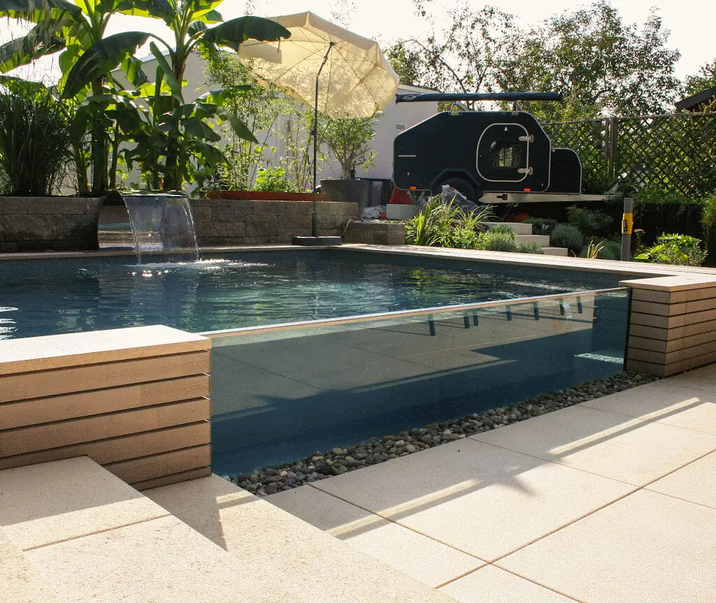 Pool mit Glaswand und Wasserfall inmitten des Gartens in Villingen-Schwenningen