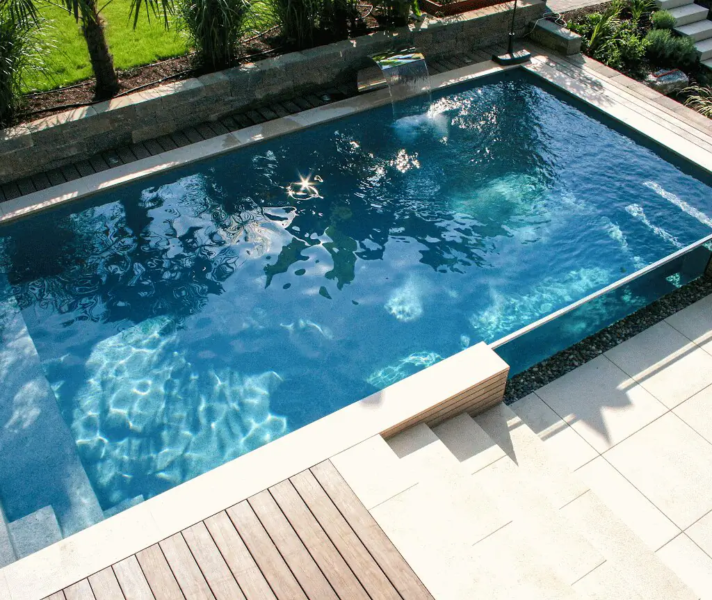 Pool mit Holzdeck und Glaswand-Ecke, von oben gesehen in Villingen-Schwenningen