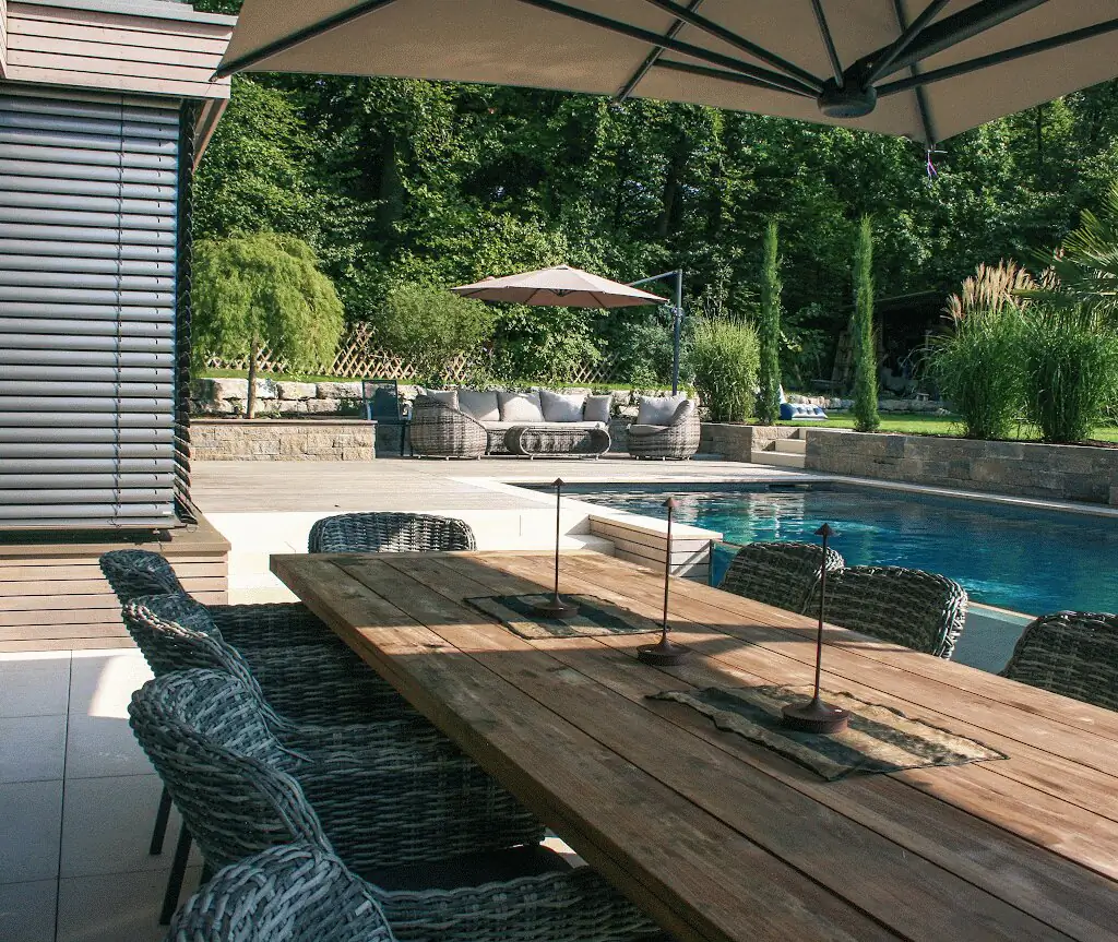 Esstisch mit Blick auf Pool und Lounge in Villingen-Schwenningen