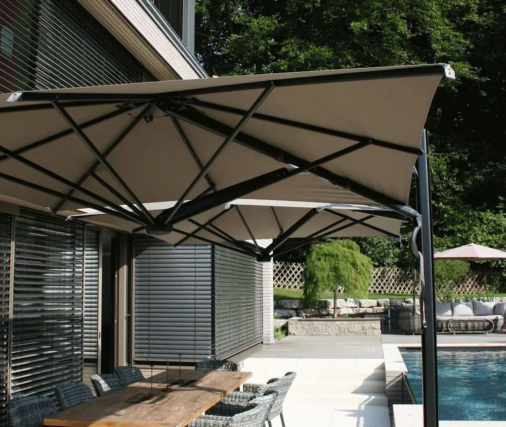 Sonnenschirm über dem Essplatz mit Blick auf den Pool in Villingen-Schwenningen