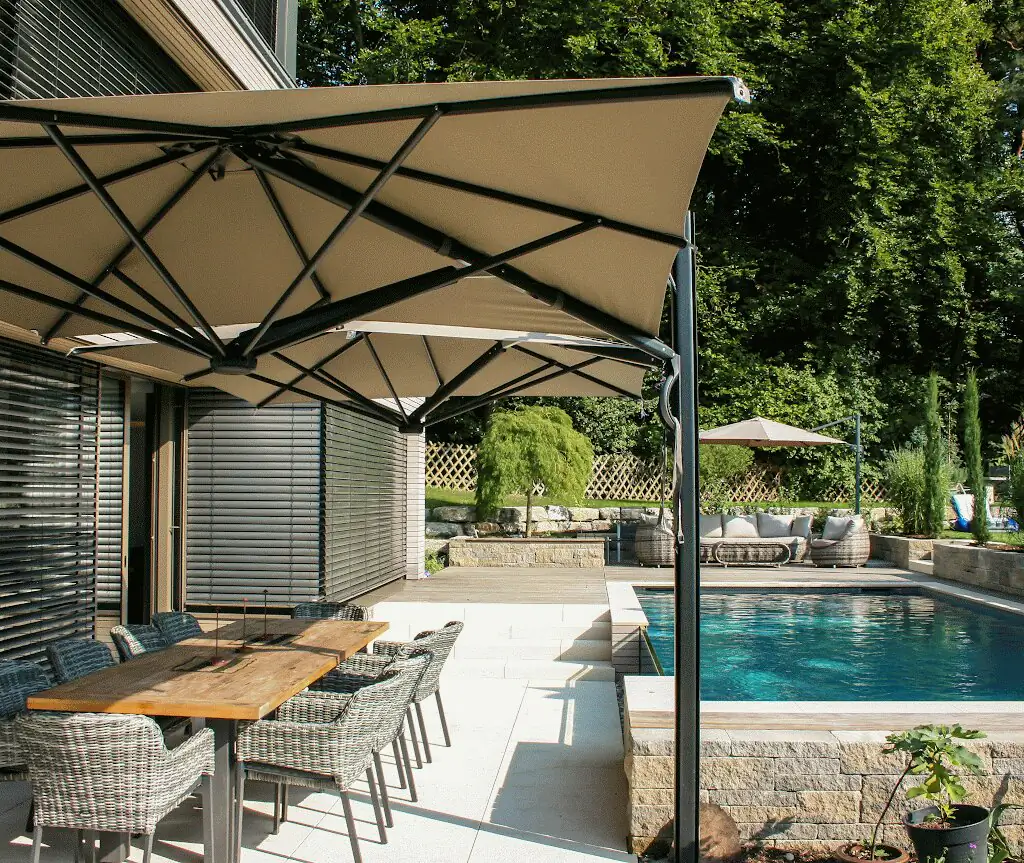 Essplatz auf der Terrasse, rechts der Pool mit Glaswand in Villingen-Schwenningen