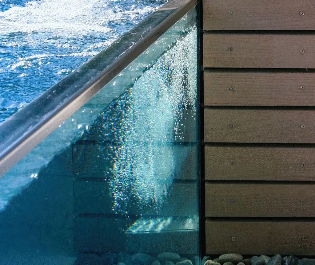 Detail der Glaswand mit Wasser und Edelstahlkante in Villingen-Schwenningen