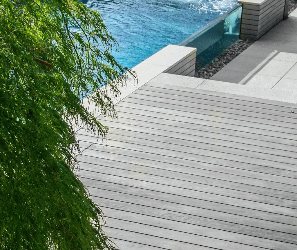 Holzdeck mit hängender Weide neben der Glaswand in Villingen-Schwenningen