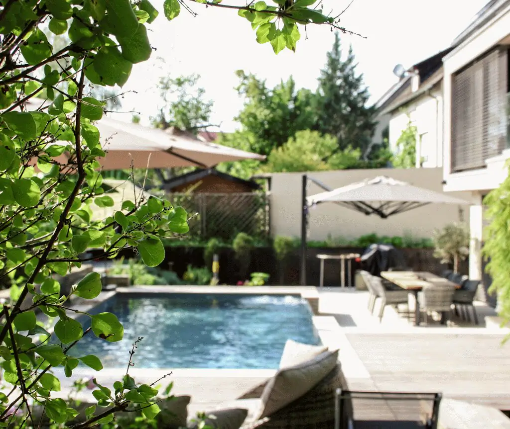 Gartenblick durch Laub auf Pool und Essplatz in Villingen-Schwenningen