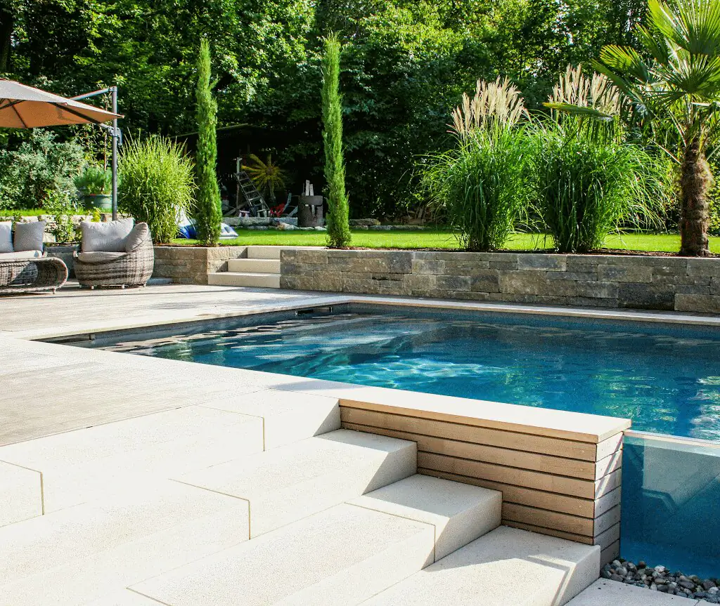 Pool mit Glaswand, Stufen und Ziergräsern in Villingen-Schwenningen