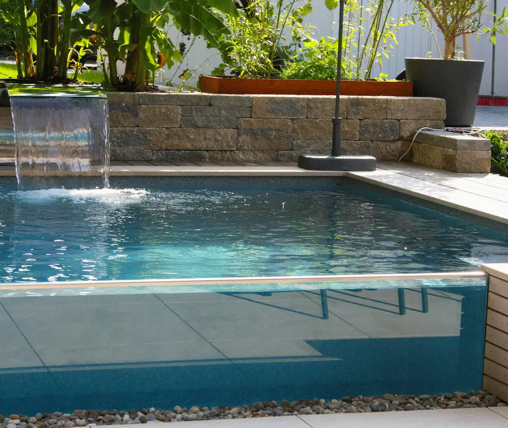 Pool mit Glaswand und Wasserfall, davor die Stufen in Villingen-Schwenningen