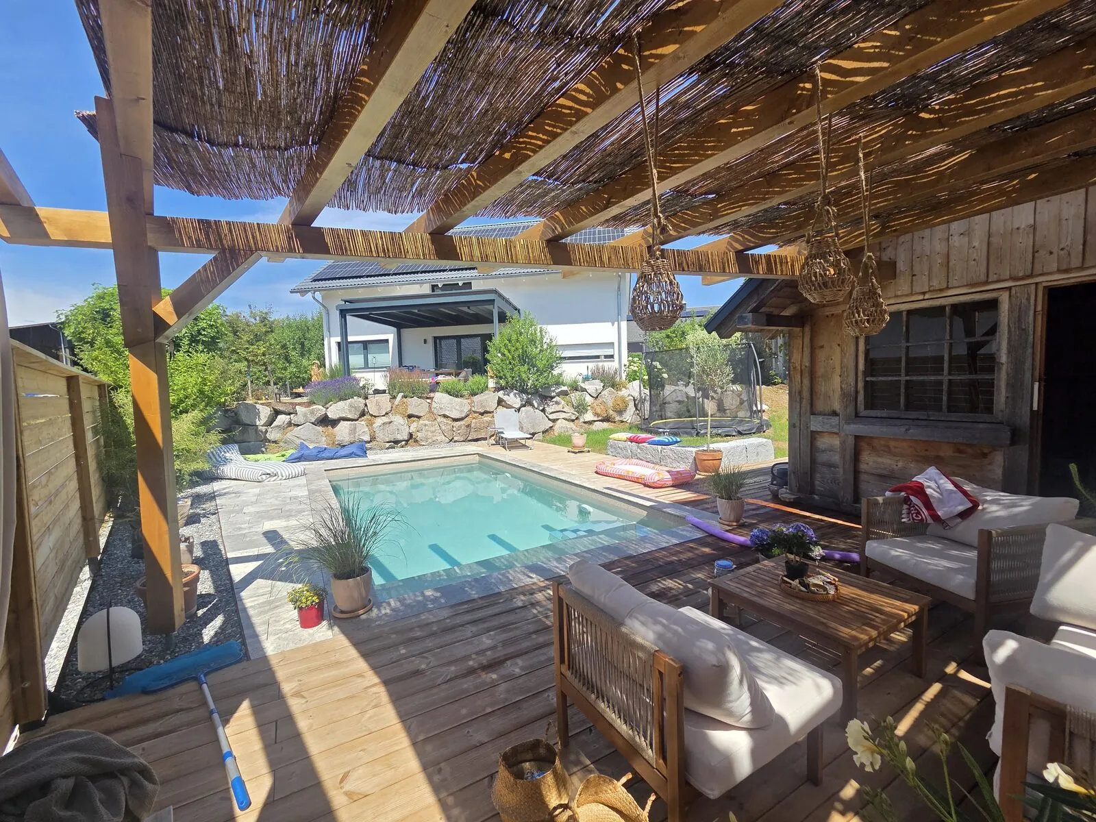 Pergola mit Schilfmatten-Dach und Lounge am Pool in Villingen-Schwenningen