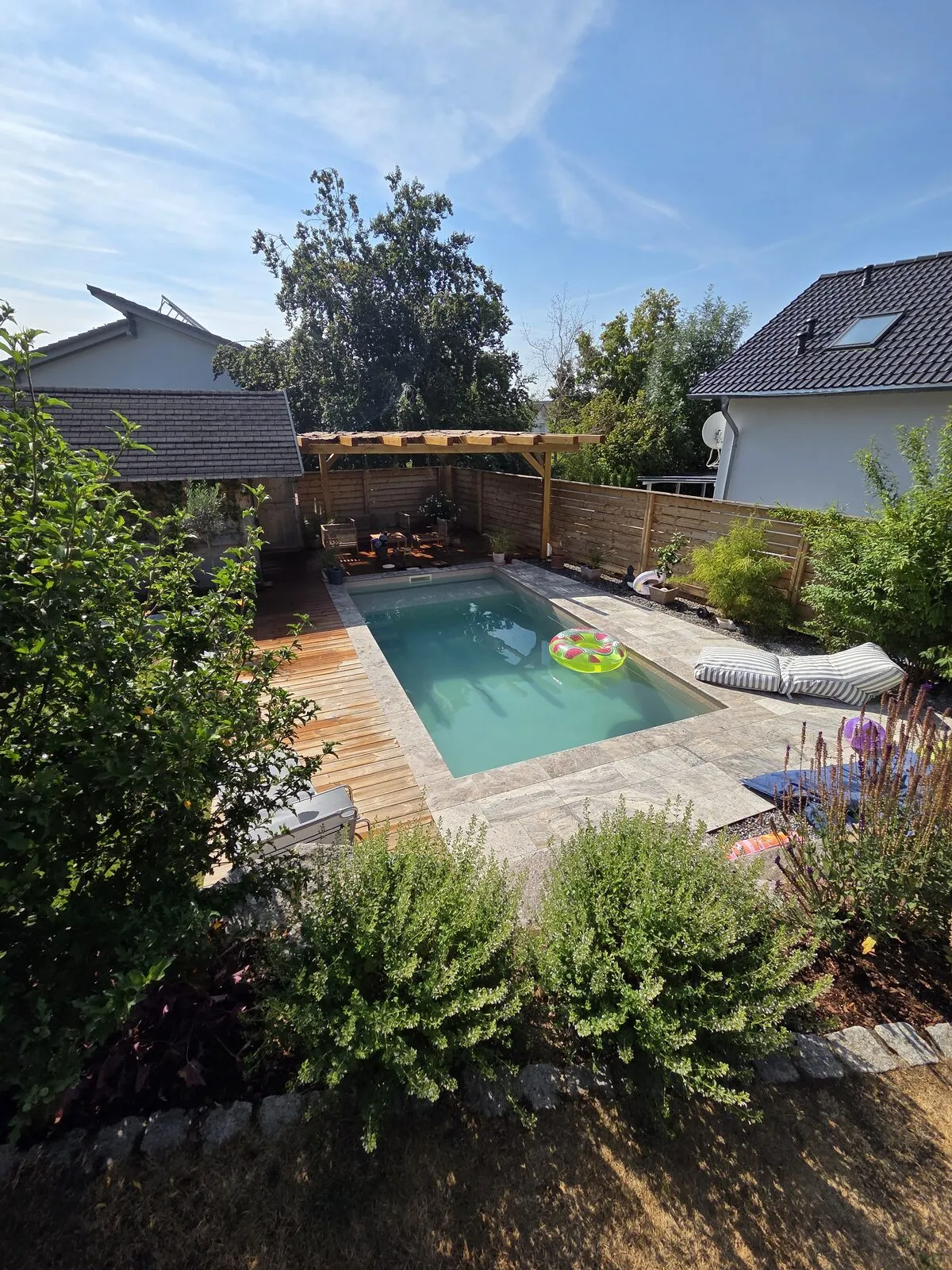 Blick von oben durch den Garten auf den Pool in Villingen-Schwenningen