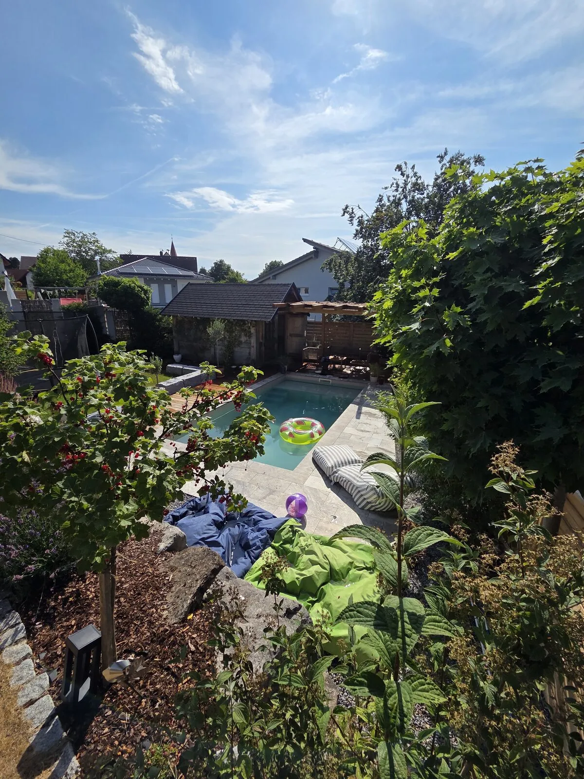 Gartenpool mit Pergola und Holzdeck zwischen Pflanzen, von oben gesehen in Villingen-Schwenningen