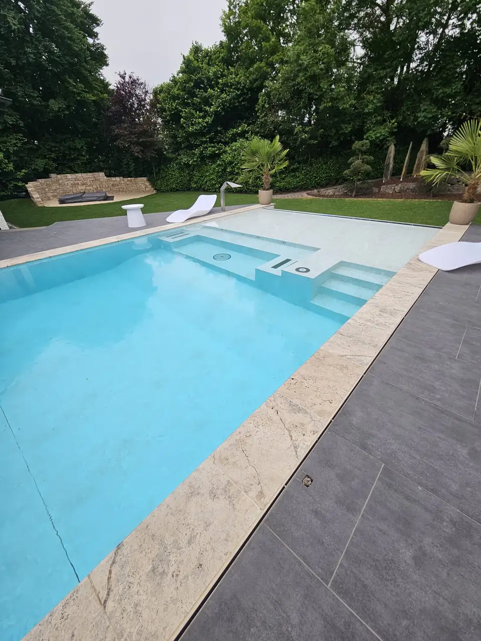 Beckenrand mit Travertin-Einfassung und Stufenzone des Pools in Villingen-Schwenningen