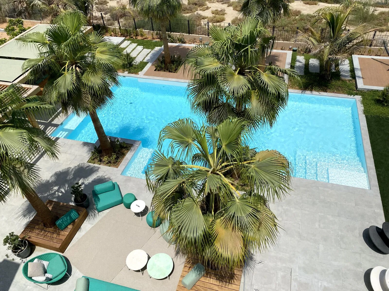 Blick über den Resort-Pool Richtung Palmen in Dubai