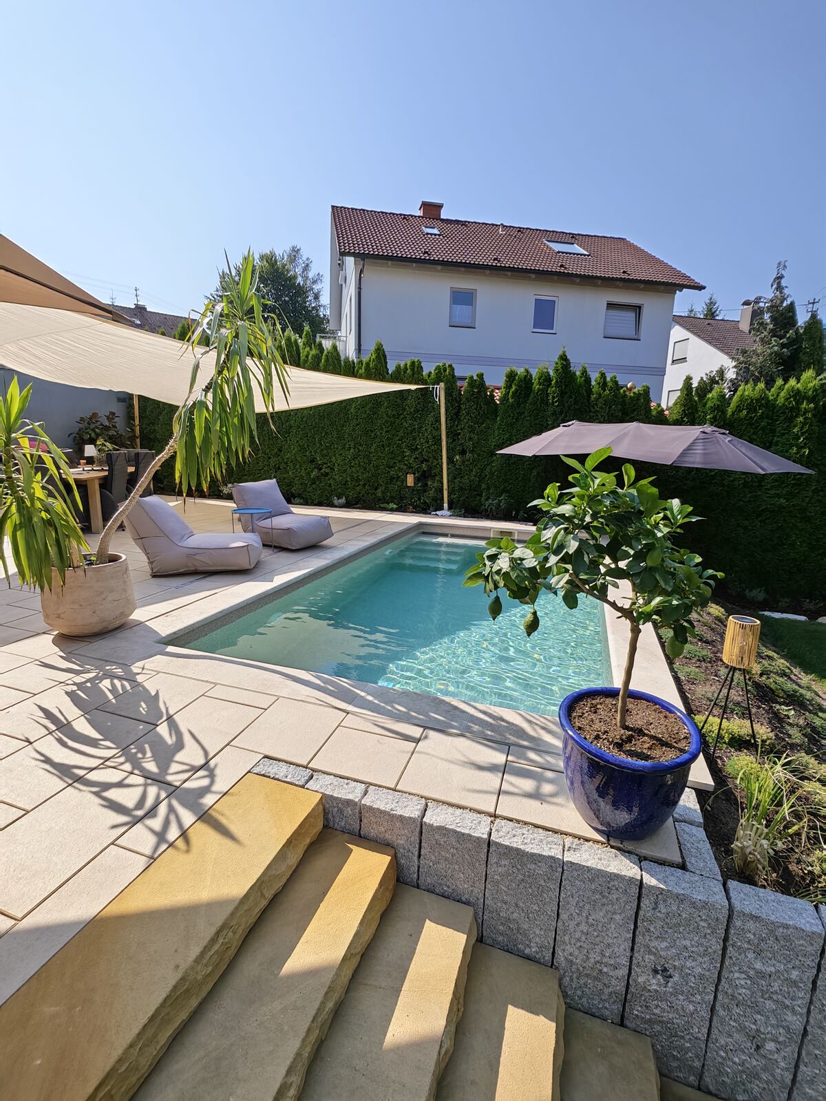 Naturstein-Pool mit Sonnensegel, Gesamtansicht der Terrasse