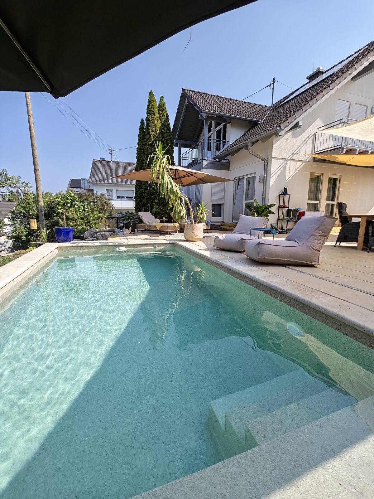 Detailansicht der Sandstein-Terrasse am Naturstein-Pool