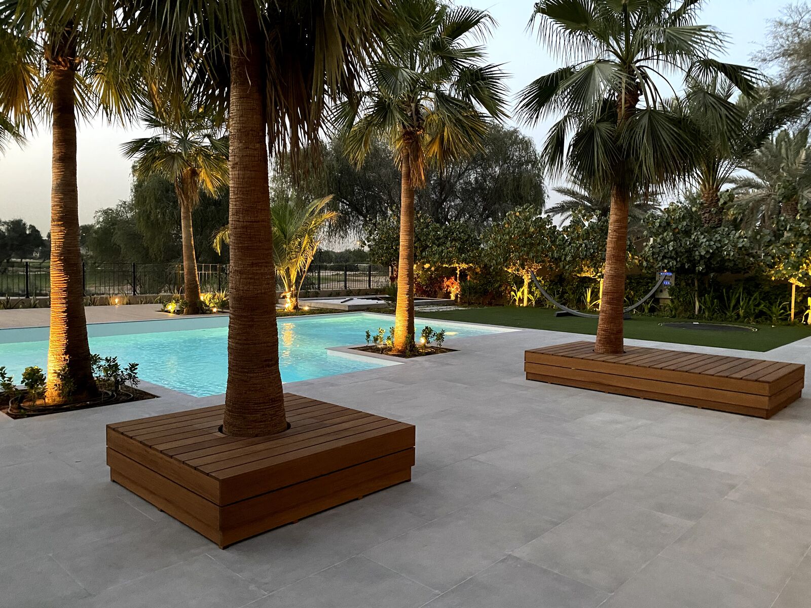 Resort-Pool unter Palmen, Gesamtansicht mit Holzpavillon