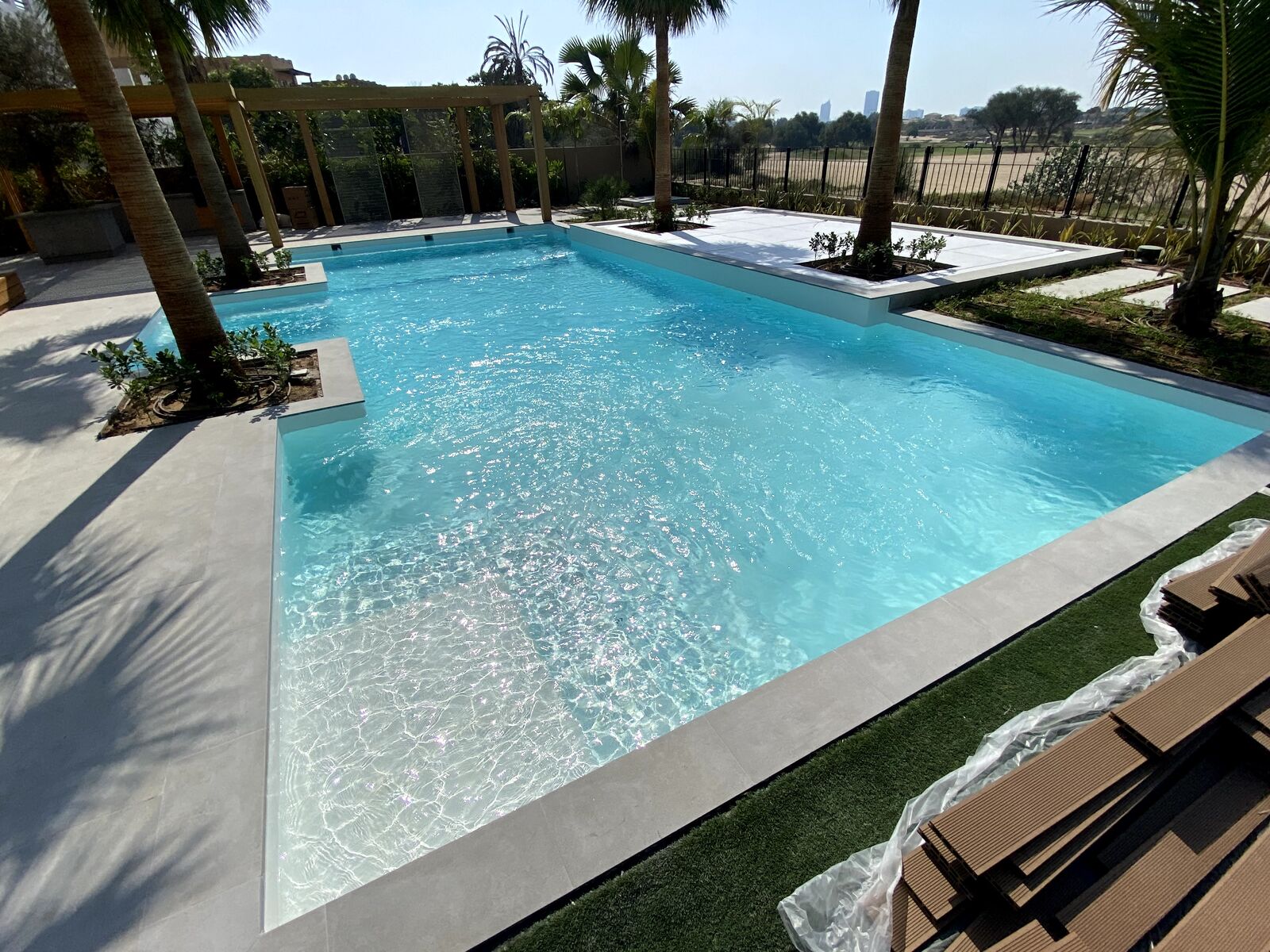 Infinity-Kante des Resort-Pools unter Palmen
