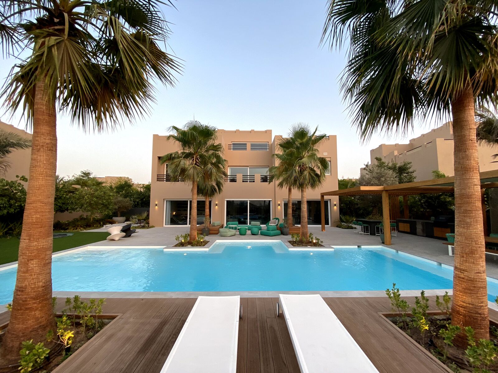 Liegebereich am Resort-Pool unter Palmen